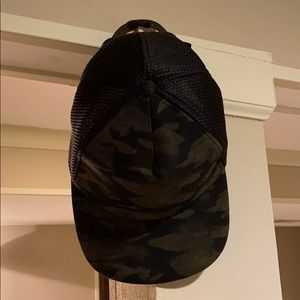 Lululemon Men’s Camo Hat EUC